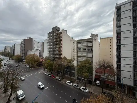 1 Amb. a la calle con balcon