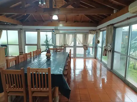 Casa de cinco ambientes en  Adrogué