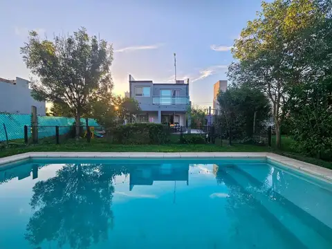 Venta / Permuta - Casa 3 dormitorios con pileta y jardín - Funes Town, Funes.