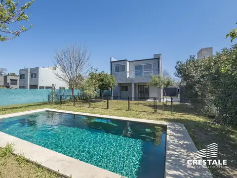 Venta / Permuta - Casa 3 dormitorios con pileta y jardín - Funes Town, Funes.