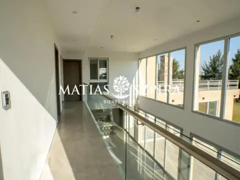 Casa en Venta con 4 cocheras