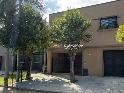 Casa 8 ambientes con 2 baños