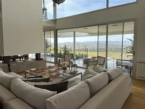 Casa en venta en barrio Los Zarzos, San Lorenzo