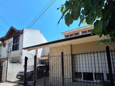 Don Bosco. Venta. Chalet c/ gge Fdo libre, patio y quincho.