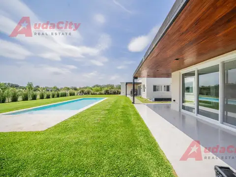 Casa 8 ambientes con 4 baños