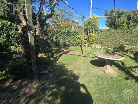 Venta casa 2 ambientes con cochera y jardín en Bernal Oeste