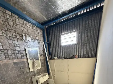 Galpón 230 M2 En Pb + Altillo En Alquiler, Todos Los Servicios, La Tablada.