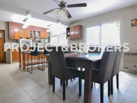 Casa 4 ambientes con 2 baños