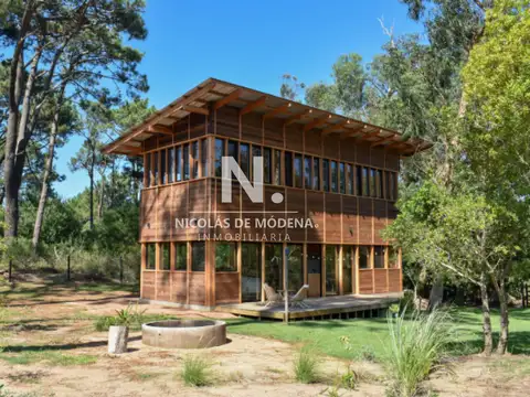 Vende casa de 3 dormitorios de 2 plantas en La Barra. 
