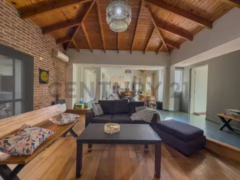 Casa en Venta con 2 cocheras