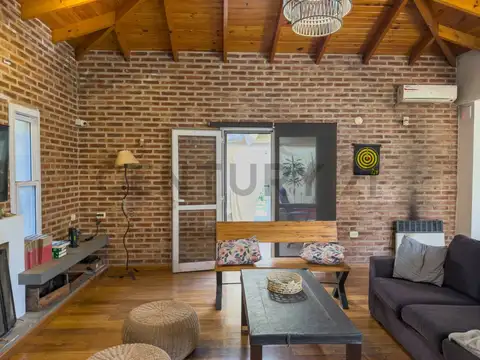 Casa 4 ambientes con 2 baños