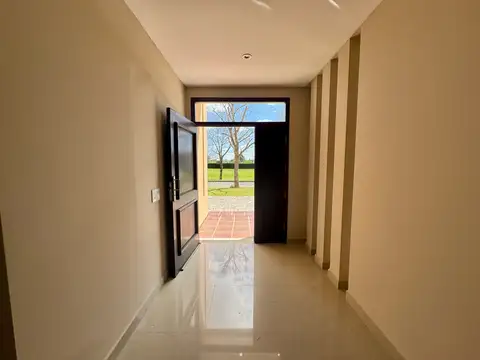 Casa en Alquiler con 2 cocheras
