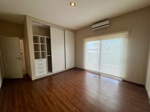Casa en Alquiler con 2 cocheras