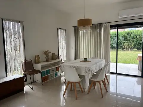Casa 4 ambientes con 2 baños