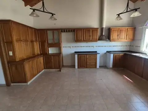 Casa en Alquiler con 4 cocheras