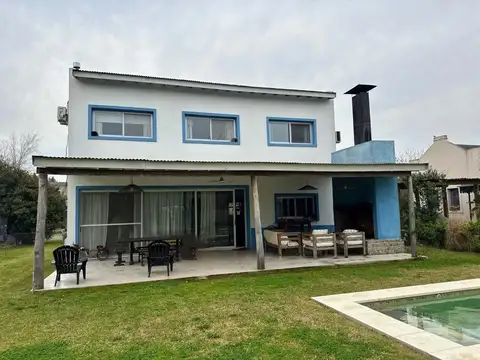 Casa en venta de dos plantas en el Barrio La Emilia, Pilar