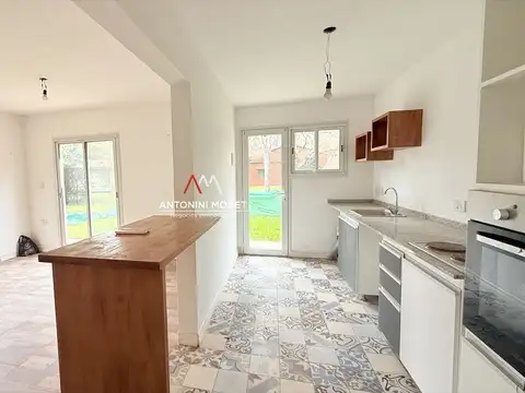 Casa 4 ambientes con 2 baños