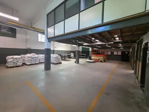 Venta Galpón en  Adrogue en Zona Comercial