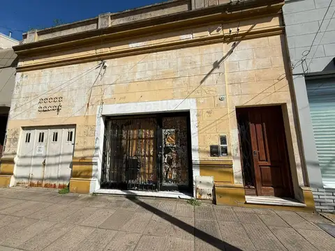 Casa céntrica con amplio terreno y local al frente