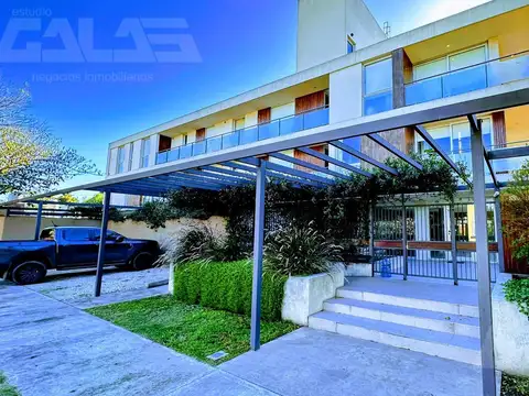 3 ambientes premium en planta baja con jardín, pileta climatizada y 2 cocheras cubiertas