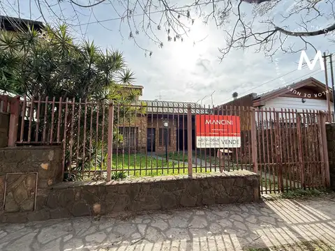 Casa en venta de 2 ambientes con cocheras y jardín con parrilla - José León Suárez