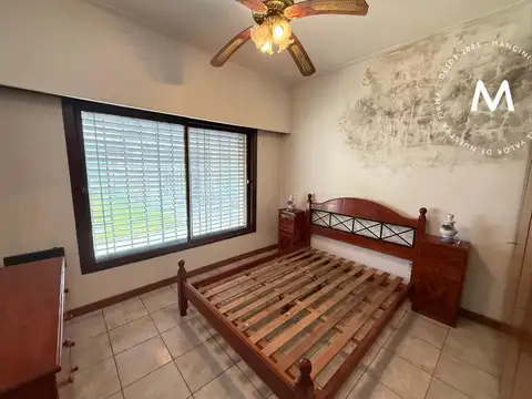 Casa en venta de 2 ambientes con cocheras y jardín con parrilla - José León Suárez