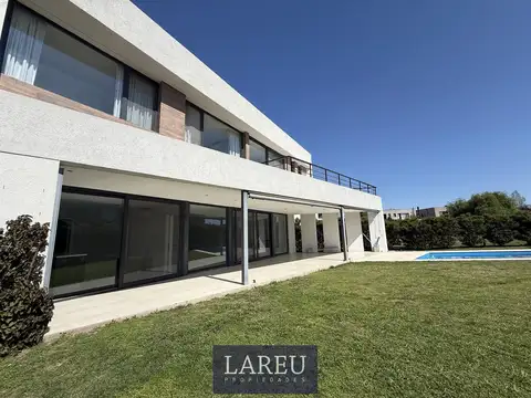 Casa en Ayres Plaza, Pilar.