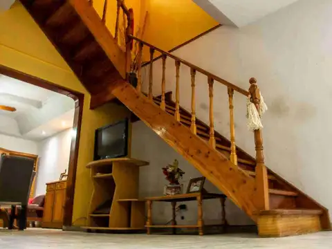Casa 8 ambientes con 2 baños