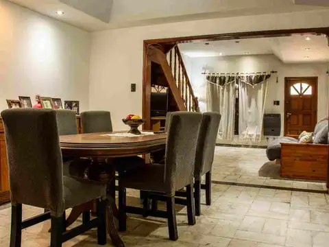 VENTA CASA 3 DORMITORIOS COCHERA PATIOS ECHESORTU