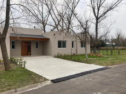 EXCELENTE CASA EN BARRIO CERRADO