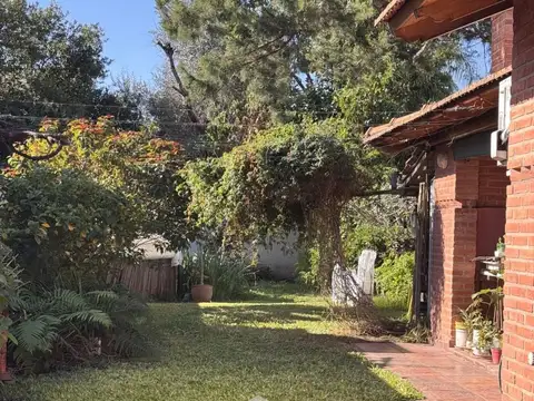 VENTA CASA 5 AMBIENTES JARDIN, COCHERA, SAN ANDRES LOTE PROPIO APTO CREDITO