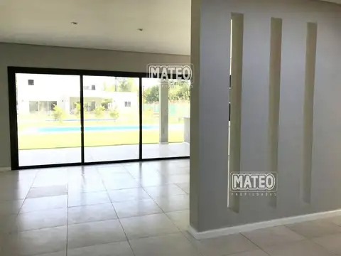 Casa en Alquiler con 2 cocheras