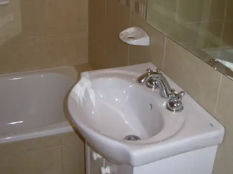 Departamento de dos ambientes amplio y cómodo, zona céntrica Morón