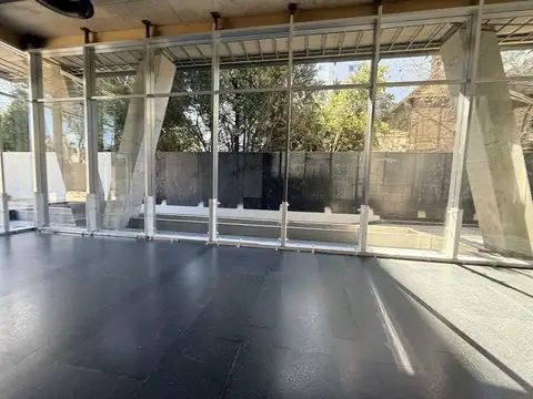 Oficinas 144 m2 con cochera sobre Libertador entre la Quinta presid y Puerto de Olivos
