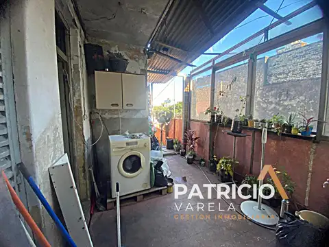 Venta Departamento tipo PH A Reciclar 1° Piso  4  Ambientes , Patio , Galeria y 2 Terrazas Propias