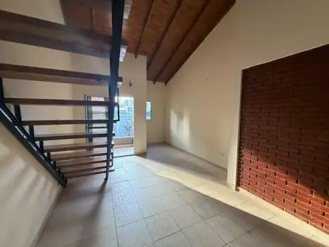 Depto Tipo Casa en Alquiler con 1 cocheras