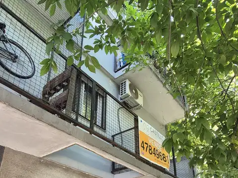 2 Ambientes con Balcón en Venta en Colegiales * 1er Piso por Escalera con Bajas Expensas!
