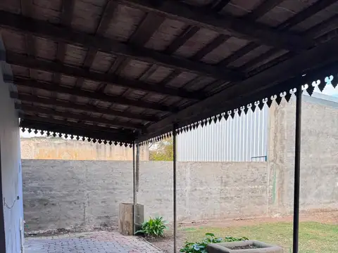 Casa 7 ambientes con 1 baño