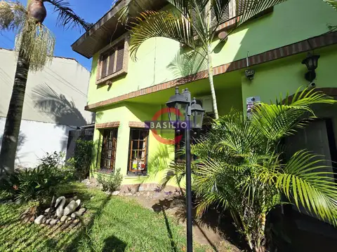VENTA MUY BUENA CASA 3 AMBIENTES CON COCHERA Y PATIO EN CARAPACHAY