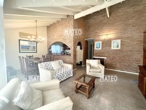 Casa 4 ambientes con 2 baños