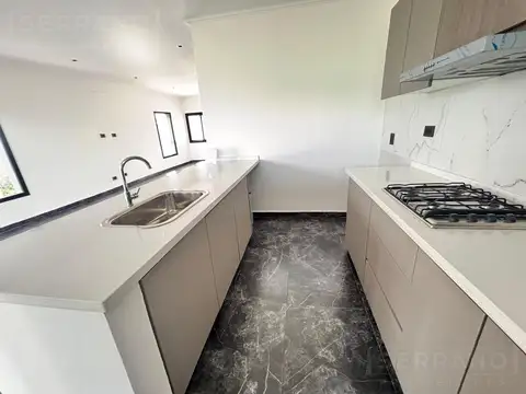 Casa en Venta con 3 cocheras