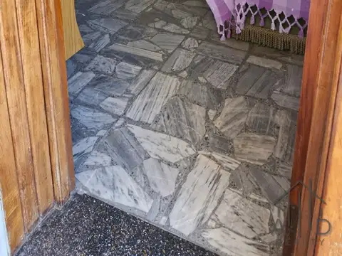 Venta Inmueble con dos viviendas casa + departamento y galpón en Lomas de Zamora 100