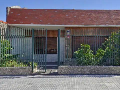 Venta Inmueble con dos viviendas casa + departamento y galpón en Lomas de Zamora