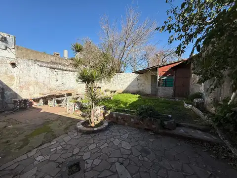 EN VENTA - CASA 2 DORMITORIOS CON COCHERA Y PATIO - BARRIO PARQUE CASADO