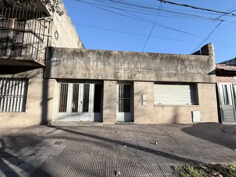 EN VENTA - CASA 2 DORMITORIOS CON COCHERA Y PATIO - BARRIO PARQUE CASADO