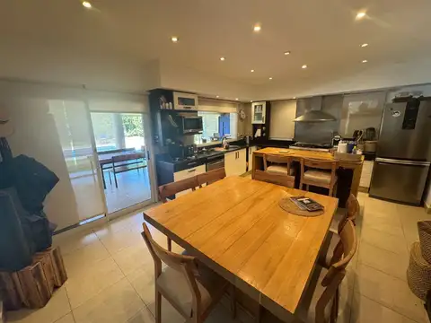 Casa en Venta con 3 cocheras
