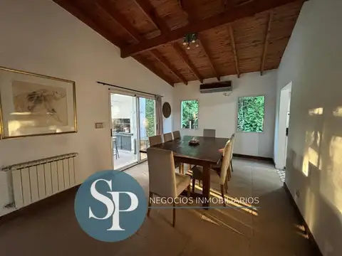 Casa 4 ambientes con 2 baños