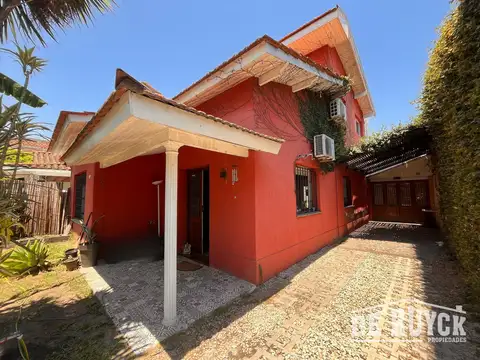 Casa 4 ambientes en Quilmes Oeste, con verde, pileta, y departamento.