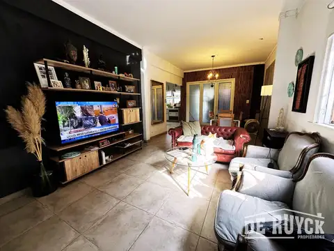 Casa en Venta con 3 cocheras
