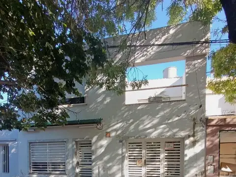 Casa de  frente 2 plantas, con cochera y patio
